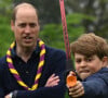 En effet, il a récemment joué un match qui l'a fait souffrir "pendant une semaine".
Le prince William, prince de Galles, Le prince George de Galles - Le prince et la princesse de Galles, accompagnés de leurs enfants, participent à la journée du bénévolat "Big Help Out" à Slough, le 8 mai 2023.