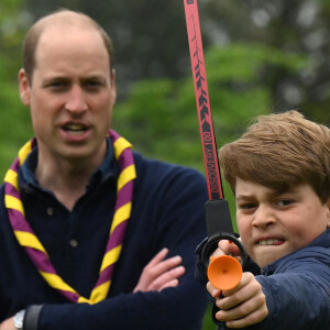 En effet, il a récemment joué un match qui l'a fait souffrir "pendant une semaine".
Le prince William, prince de Galles, Le prince George de Galles - Le prince et la princesse de Galles, accompagnés de leurs enfants, participent à la journée du bénévolat "Big Help Out" à Slough, le 8 mai 2023.