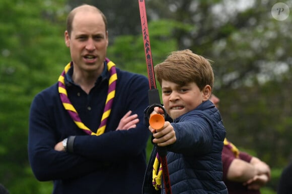 En effet, il a récemment joué un match qui l'a fait souffrir "pendant une semaine".
Le prince William, prince de Galles, Le prince George de Galles - Le prince et la princesse de Galles, accompagnés de leurs enfants, participent à la journée du bénévolat "Big Help Out" à Slough, le 8 mai 2023.