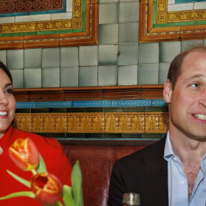 Le prince William, prince de Galles, et Catherine (Kate) Middleton, princesse de Galles, au pub Dog & Duck (Soho) à Londres, le 4 mai 2023. Cette visite a pour objectif de voir comment l'établissement se prépare à célébrer le couronnement du roi d'Angleterre et de la reine consort, prévu le 6 mai 2023.