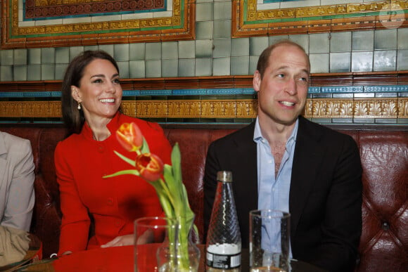 Le prince William, prince de Galles, et Catherine (Kate) Middleton, princesse de Galles, au pub Dog & Duck (Soho) à Londres, le 4 mai 2023. Cette visite a pour objectif de voir comment l'établissement se prépare à célébrer le couronnement du roi d'Angleterre et de la reine consort, prévu le 6 mai 2023.