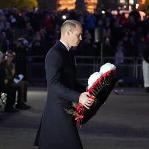 Le prince William, prince de Galles, assiste au service de l'aube au Mémorial australien à Hyde Park Corner. Le service de l'aube à Wellington Arch comprend des lectures, le Last Post, un moment de silence, un réveil et des hymnes nationaux. Des couronnes ont également été déposées par le prince de Galles et les hauts-commissaires australien et néo-zélandais. Le service se terminera ensuite par la signature du livre du souvenir par le Prince tandis que la musique est jouée sur un didgeridoo. Une waiata (chanson) maorie sera également interprétée par Ngāti Rānana, basée à Londres.