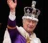 Le couronnement du roi Charles III ne s'est pas bien passé pour tout le monde.
Le roi Charles III d'Angleterre - La famille royale britannique salue la foule sur le balcon du palais de Buckingham lors de la cérémonie de couronnement du roi d'Angleterre à Londres.