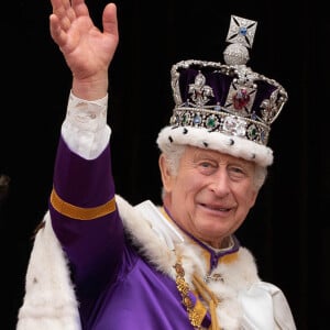 Le couronnement du roi Charles III ne s'est pas bien passé pour tout le monde.
Le roi Charles III d'Angleterre - La famille royale britannique salue la foule sur le balcon du palais de Buckingham lors de la cérémonie de couronnement du roi d'Angleterre à Londres.