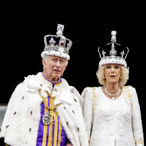 Il se trouve qu'elle avait en fait été prise pour une militante et arrêtée pour "risque de troubles à l'ordre public".
02432048 - La famille royale britannique salue la foule sur le balcon du palais de Buckingham lors de la cérémonie de couronnement du roi d'Angleterre à Londres Le roi Charles III d'Angleterre et Camilla Parker Bowles, reine consort d'Angleterre, - La famille royale britannique salue la foule sur le balcon du palais de Buckingham lors de la cérémonie de couronnement du roi d'Angleterre à Londres, le 6 mai 2023.