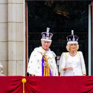 Le roi Charles III d'Angleterre et Camilla Parker Bowles, reine consort d'Angleterre - La famille royale britannique salue la foule sur le balcon du palais de Buckingham lors de la cérémonie de couronnement du roi d'Angleterre à Londres le 5 mai 2023.