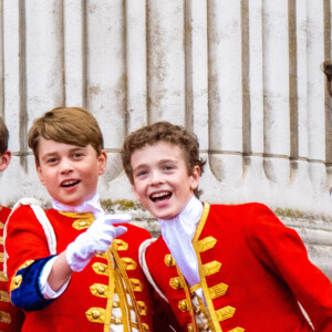 Lord Oliver Cholmondeley, le prince George, Nicholas Barclay et Ralph Tollemache - La famille royale britannique salue la foule sur le balcon du palais de Buckingham lors de la cérémonie de couronnement du roi d'Angleterre à Londres le 5 mai 2023.