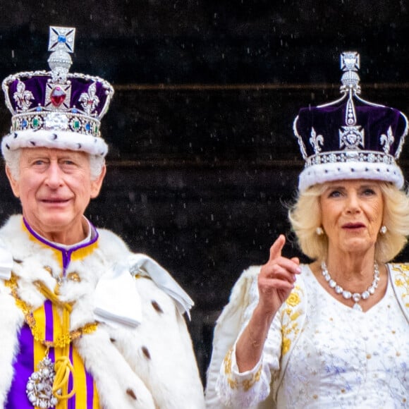 Le roi Charles III d'Angleterre et Camilla Parker Bowles, reine consort d'Angleterre - La famille royale britannique salue la foule sur le balcon du palais de Buckingham lors de la cérémonie de couronnement du roi d'Angleterre à Londres le 5 mai 2023.