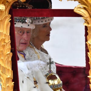 Elle a finalement été relâchée vers 22h et a décidé de porter plainte.
Le roi Charles III d'Angleterre et Camilla Parker Bowles, reine consort d'Angleterre - La famille royale britannique salue la foule sur le balcon du palais de Buckingham lors de la cérémonie de couronnement du roi d'Angleterre à Londres le 5 mai 2023.