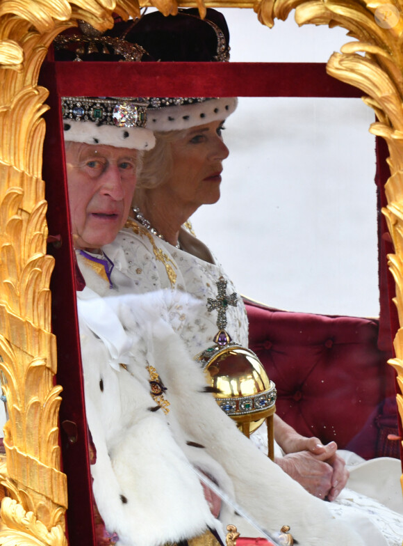 Elle a finalement été relâchée vers 22h et a décidé de porter plainte.
Le roi Charles III d'Angleterre et Camilla Parker Bowles, reine consort d'Angleterre - La famille royale britannique salue la foule sur le balcon du palais de Buckingham lors de la cérémonie de couronnement du roi d'Angleterre à Londres le 5 mai 2023.