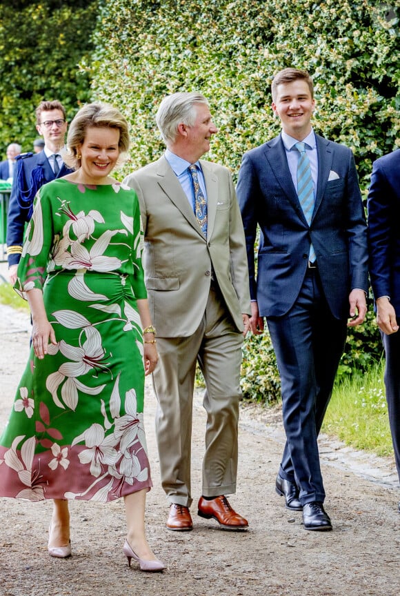 Cet évènement exceptionnel était pour fêter les dix ans de règne du roi.
La reine Mathilde et le roi Philippe de Belgique, le prince Gabriel - La famille royale Belge à l'occasion des 10 ans de royauté du roi Philippe assiste à une garden-party au domaine royal du château de Laeken avec 600 Belges de tout le pays le 13 mai 2023.