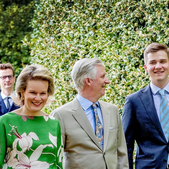 Cet évènement exceptionnel était pour fêter les dix ans de règne du roi.
La reine Mathilde et le roi Philippe de Belgique, le prince Gabriel - La famille royale Belge à l'occasion des 10 ans de royauté du roi Philippe assiste à une garden-party au domaine royal du château de Laeken avec 600 Belges de tout le pays le 13 mai 2023.