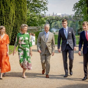 La reine Mathilde et le roi Philippe de Belgique ont organisé une grande garden-party.
La reine Mathilde et le roi Philippe de Belgique, le prince Gabriel, le prince Emmanuel et la princesse Eleonore - La famille royale Belge à l'occasion des 10 ans de royauté du roi Philippe assiste à une garden-party au domaine royal du château de Laeken avec 600 Belges de tout le pays.