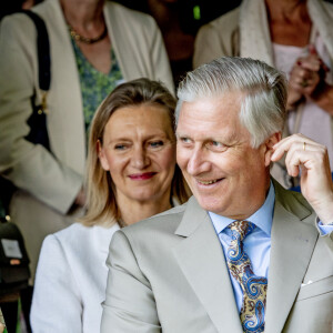 La reine Mathilde et le roi Philippe de Belgique - La famille royale Belge à l'occasion des 10 ans de royauté du roi Philippe assiste à une garden-party au domaine royal du château de Laeken avec 600 Belges de tout le pays le 13 mai 2023.