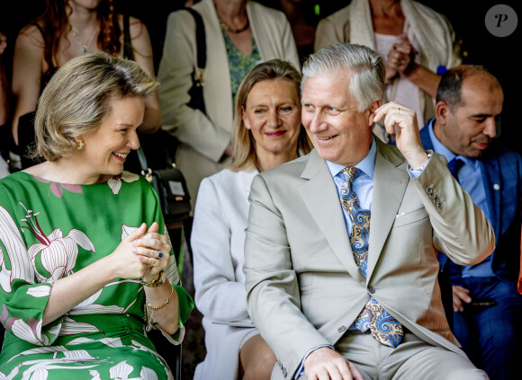 La reine Mathilde et le roi Philippe de Belgique - La famille royale Belge à l'occasion des 10 ans de royauté du roi Philippe assiste à une garden-party au domaine royal du château de Laeken avec 600 Belges de tout le pays le 13 mai 2023.