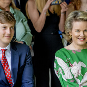 La reine Mathilde et le prince Emmanuel - La famille royale Belge à l'occasion des 10 ans de royauté du roi Philippe assiste à une garden-party au domaine royal du château de Laeken avec 600 Belges de tout le pays le 13 mai 2023.