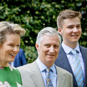 La reine Mathilde et le roi Philippe de Belgique, le prince Gabriel - La famille royale Belge à l'occasion des 10 ans de royauté du roi Philippe assiste à une garden-party au domaine royal du château de Laeken avec 600 Belges de tout le pays le 13 mai 2023.