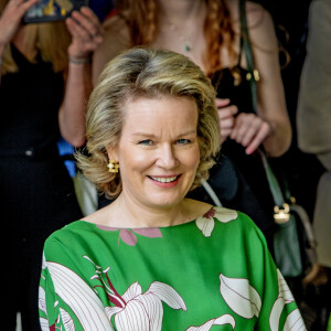 La reine Mathilde Belgique - La famille royale Belge à l'occasion des 10 ans de royauté du roi Philippe assiste à une garden-party au domaine royal du château de Laeken avec 600 Belges de tout le pays le 13 mai 2023.