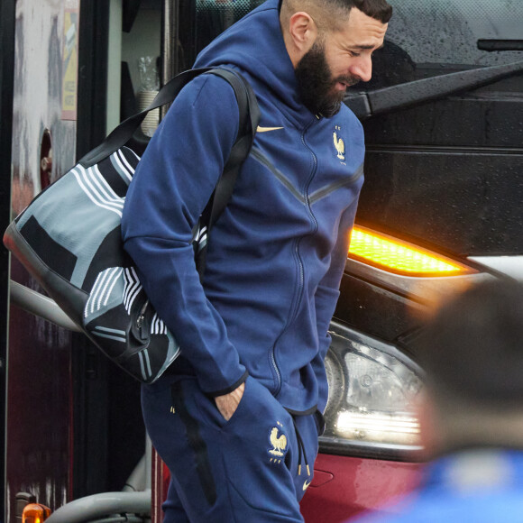 Karim Benzema - Départ de l 'équipe de France de football du Bourget au Qatar pour disputer la Coupe du monde 2022, le 16 novembre 2022. Ils seront rejoints par Randal Kolo Muani, jeudi matin, à Doha. © Cyril Moreau/Bestimage