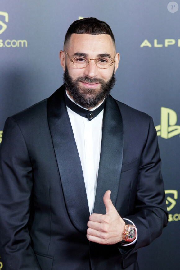 Karim Benzema porte une montre Richard Mille - Photocall de la 66ème cérémonie du Ballon d’Or au Théâtre du Chatelet à Paris le 17 octobre 2022. © Cyril Moreau/Bestimage