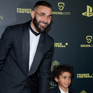 Karim Benzema célèbre son petit Ibrahim
 
Karim Benzema et son fils Ibrahim - Photocall de la 66ème cérémonie du Ballon d'Or au Théâtre du Chatelet à Paris. © Cyril Moreau/Bestimage