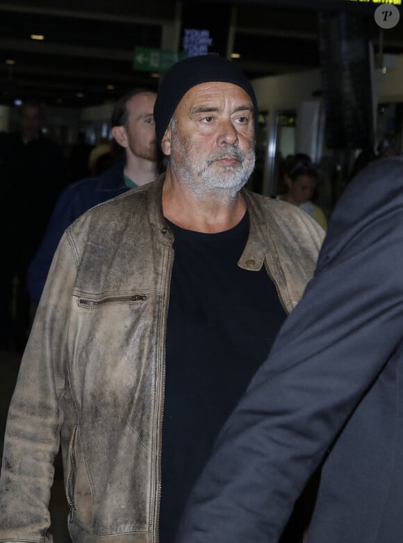 Luc Besson a fait une arrivée remarquée juste avant le début du Festival de Cannes.
Luc Besson et Virginie Besson-Silla - Les célébrités arrivent à l'aéroport de Nice, à la veille du 76ème festival international du film de Cannes.