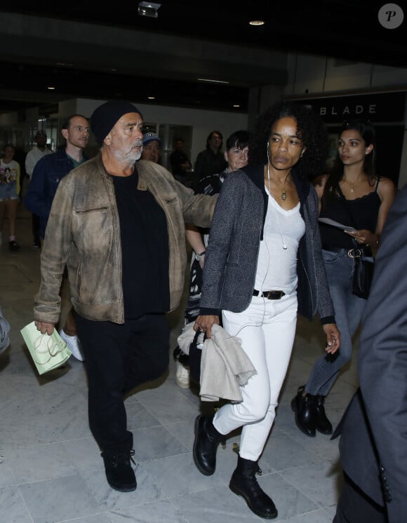 Il était accompagné de Virginie, sa femme, plutôt rare à ses côtés.
Luc Besson et Virginie Besson-Silla - Les célébrités arrivent à l'aéroport de Nice, à la veille du 76ème festival international du film de Cannes (16 - 27 mai 2023), le 15 mai 2023. 