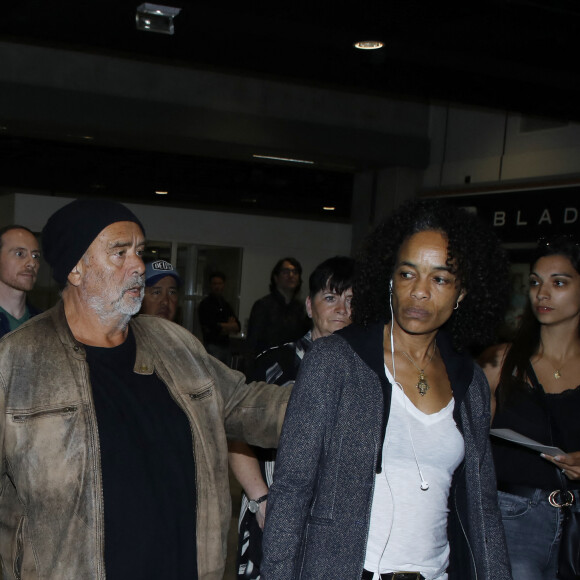 Il était accompagné de Virginie, sa femme, plutôt rare à ses côtés.
Luc Besson et Virginie Besson-Silla - Les célébrités arrivent à l'aéroport de Nice, à la veille du 76ème festival international du film de Cannes (16 - 27 mai 2023), le 15 mai 2023. 