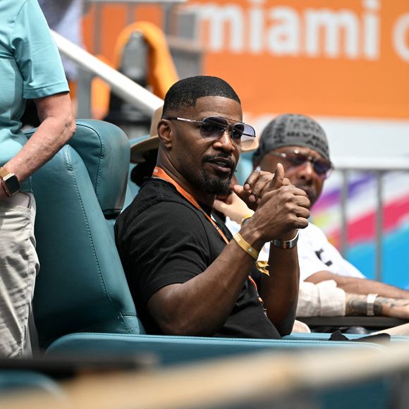 Pas selon nos confrères de TMZ qui annoncent une tout autre version concernant l'état de santé de l'acteur américain. 
Jamie Foxx assiste au match "Medvedev - Eubanks" lors de l'Open de Miami 2023, le 30 mars 2023. 