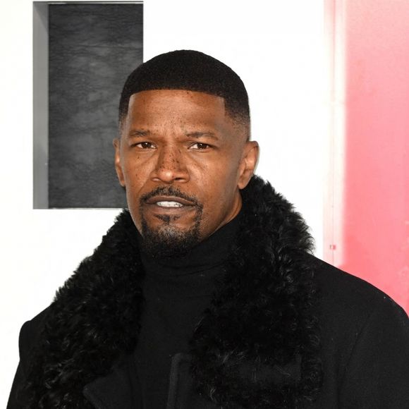 "Jamie Foxx continue de recevoir un traitement médical après son grave problème de santé survenu le mois dernier à Atlanta, mais il se trouve désormais dans une nouvelle ville, dans un établissement présenté comme le meilleur centre de médecine physique et de rééducation du pays"
Jamie Foxx - Première européenne du film "Creed III" au Cineworld Leicester Square à Londres. Le 15 février 2023