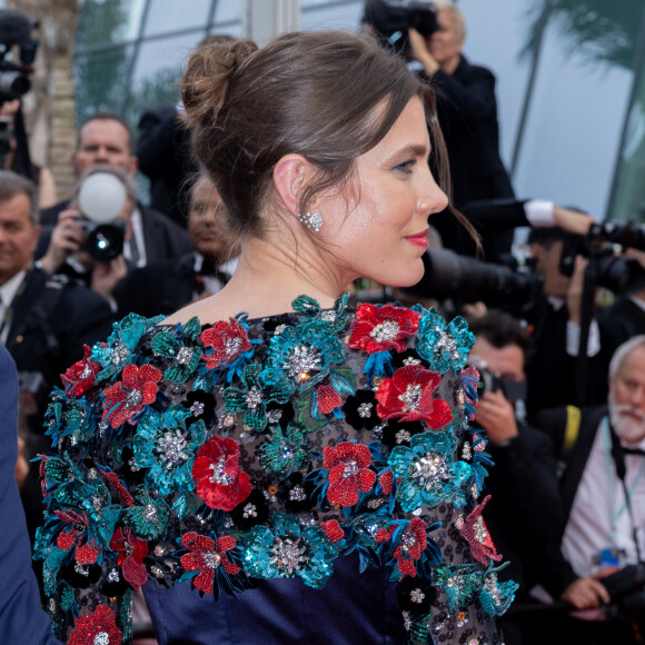 La membre de la famille princière de Monaco portait une tenue à la fois très élégante et originale, à savoir une longue robe bleu marine ornée de fleurs sur le haut ainsi que sur les manches.
Charlotte Casiraghi - Montée des marches du film " Jeanne du Barry " pour la cérémonie d'ouverture du 76ème Festival International du Film de Cannes, au Palais des Festivals à Cannes. Le 16 mai 2023 © Olivier Borde / Bestimage 