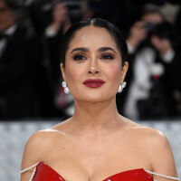 Salma Hayek se déhanche en peignoir, la femme de François-Henri Pinault victime d'un petit accident gênant