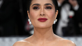 Salma Hayek se déhanche en peignoir, la femme de François-Henri Pinault victime d'un petit accident gênant