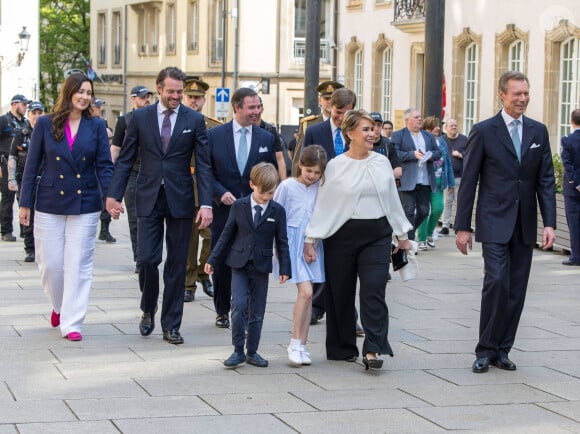 Les cousins de Gabriel, Amalia et Liam, faisaient eux aussi partie des invités.
La princesse Claire, le prince Felix, Le grand duc héritier Guillaume de Luxembourg, la grande duchesse Maria Teresa et Le grand-duc Henri de Luxembourg - Procession de clôture de l'Octave 2023 à Luxembourg après la messe pontificale le 14 mai 2023. 