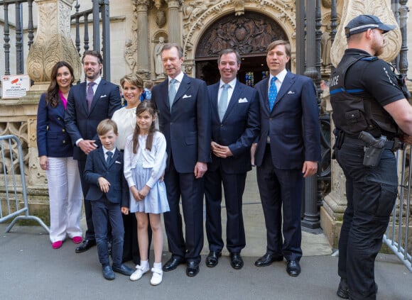 Ses oncles et tantes étaient également rassemblés. 
La princesse Claire, le prince Felix, la grande duchesse Maria Teresa, Le grand-duc Henri de Luxembourg, Le grand duc héritier Guillaume de Luxembourg - Procession de clôture de l'Octave 2023 à Luxembourg après la messe pontificale le 14 mai 2023. 