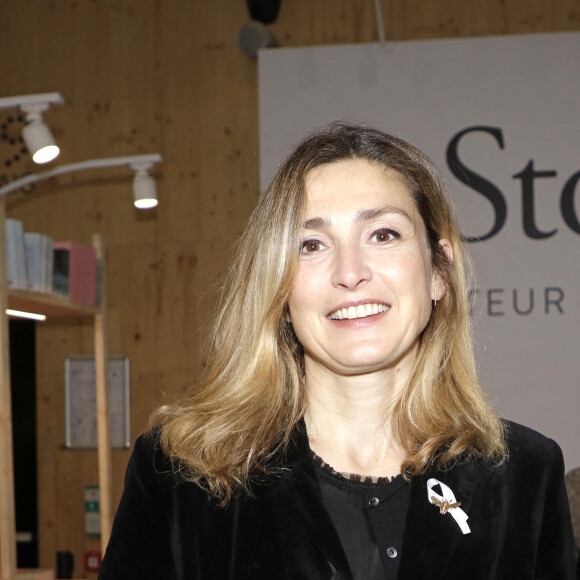 Julie Gayet - Festival du Livre de Paris 2023 au Grand Palais Éphémère à Paris le 22 avril 2023. © Cedric Perrin / Bestimage 