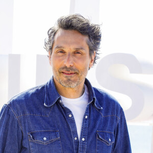 Vincent Elbaz au photocall de la série "B.R.I." pour CanneSeries Saison 6 sur la plage du Mariott à Cannes, France, le 18 avril 2023. © Denis Guignebourg/BestImage