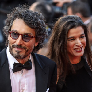 Via cette interview à "Clique" il a donc officialisé la naissance de son quatrième enfant, le troisième avec sa femme Fanny Conquy.
Vincent Elbaz et Fanny Conquy - Montée des marches du film "Hors Normes" pour la clôture du 72ème Festival International du Film de Cannes. Le 25 mai 2019 © Jacovides-Moreau / Bestimage 