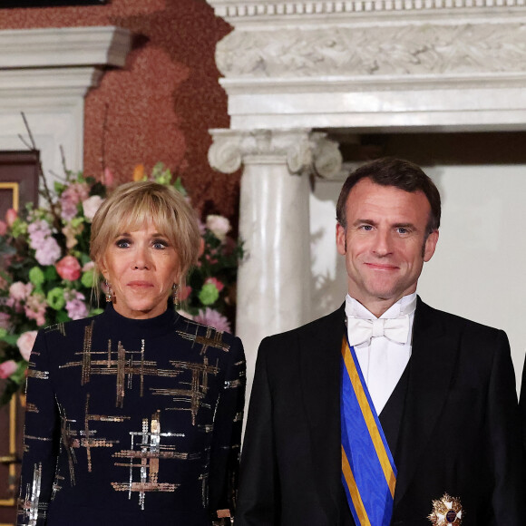 Brigitte Macron et le président Emmanuel Macron au dîner d’Etat offert en l’honneur du Président de la République et de sa femme par le Roi des Pays- Bas au palais royal à Amsterdam le 11 avril 2023. © Dominique Jacovides / Bestimage