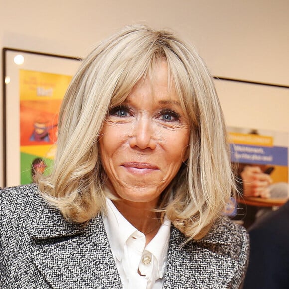 Brigitte Macron visite les locaux de l'association e-enfance à Paris le 8 février 2023. L’Association e-Enfance protège les mineurs sur internet et informe sur les dangers potentiels (cyberharcèlement, revenge porn…) © Jonathan Rebboah / Panoramic / Bestimage