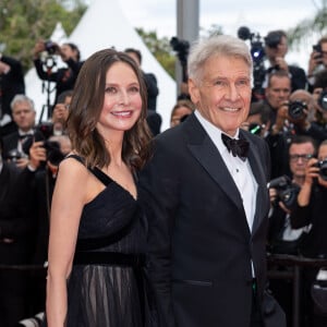 Harrison Ford a fait honneur à son statut de mythe vivant à Cannes
Calista Flockhart et son mari Harrison Ford - Montée des marches du film " Indiana Jones et le cadran de la destinée (Indiana Jones and the Dial of destiny) " lors du 76ème Festival International du Film de Cannes, au Palais des Festivals à Cannes. © Olivier Borde / Bestimage