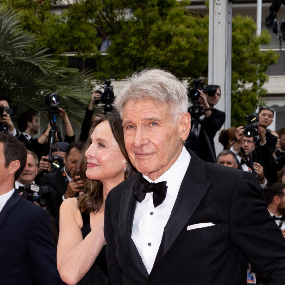 Il est venu accompagné de son épouse Calista Flockhart sur le tapis rouge de la 76e édition du Festival de Cannes
Calista Flockhart et son mari Harrison Ford - Montée des marches du film " Indiana Jones et le cadran de la destinée (Indiana Jones and the Dial of destiny) " lors du 76ème Festival International du Film de Cannes, au Palais des Festivals à Cannes. Le 18 mai 2023 © Olivier Borde / Bestimage