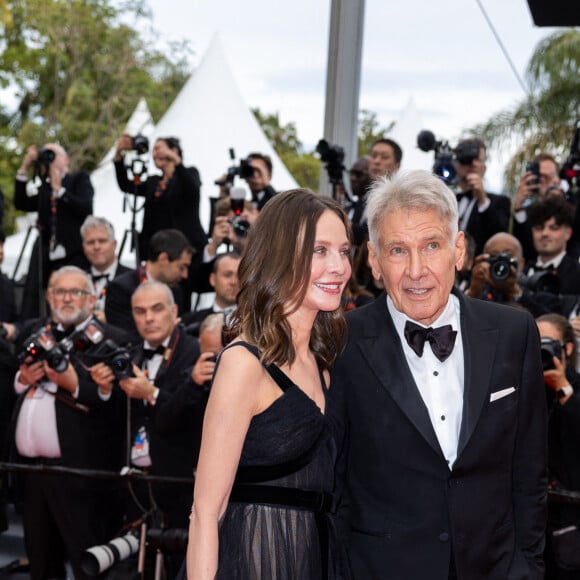 Calista Flockhart et son mari Harrison Ford - Montée des marches du film " Indiana Jones et le cadran de la destinée (Indiana Jones and the Dial of destiny) " lors du 76ème Festival International du Film de Cannes, au Palais des Festivals à Cannes. Le 18 mai 2023 © Olivier Borde / Bestimage