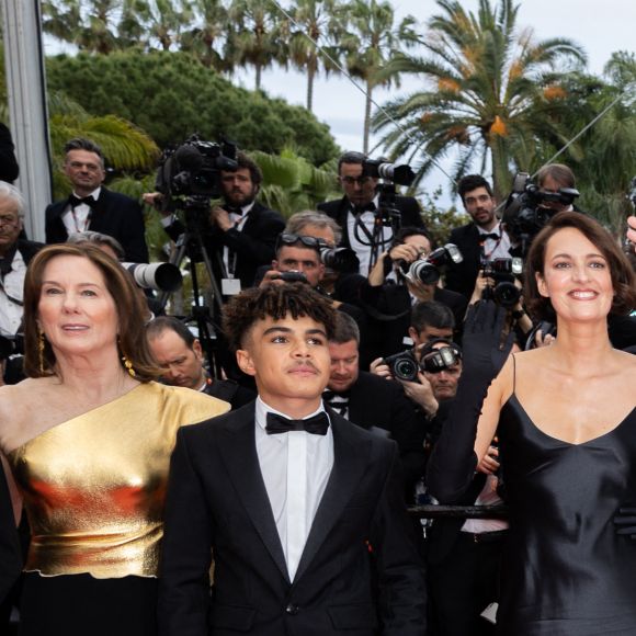 Un film a connu bien des soucis de tournage et sera finalement en salles à la fin du mois de juin
Kathleen Kennedy, Ethann Isidore, Phoebe Waller-Bridge, James Mangold, Harrison Ford, Mads Mikkelson, Boyd Holbrook, Shaunette Renée Wilson, Simon Emanuel - Montée des marches du film " Indiana Jones et le cadran de la destinée (Indiana Jones and the Dial of destiny) " lors du 76ème Festival International du Film de Cannes, au Palais des Festivals à Cannes. Le 18 mai 2023 © Olivier Borde / Bestimage
