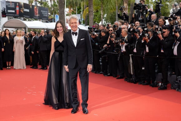 Calista Flockhart et son mari Harrison Ford - Montée des marches du film " Indiana Jones et le cadran de la destinée (Indiana Jones and the Dial of destiny) " lors du 76ème Festival International du Film de Cannes, au Palais des Festivals à Cannes. Le 18 mai 2023 © Olivier Borde / Bestimage