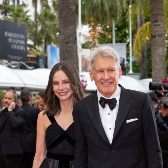 Calista Flockhart et son mari Harrison Ford - Montée des marches du film " Indiana Jones et le cadran de la destinée (Indiana Jones and the Dial of destiny) " lors du 76ème Festival International du Film de Cannes, au Palais des Festivals à Cannes. Le 18 mai 2023 © Olivier Borde / Bestimage