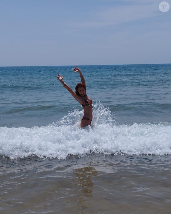 Et elle n'a pas manqué de partager des photos d'elle en bikini
Anne-Claire Moser de "Ca peut vous arriver" en séjour au Portugal