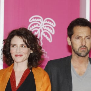 Lucien Belves, Frédéric Diefenthal, Elsa Lunghini et Pola Petrenko de "Ici tout commence" au photocall lors de la 5ème saison du festival International des Séries "Canneseries" à Cannes, France, le 2 avril 2022. © Denis Guignebourg/Bestimage .