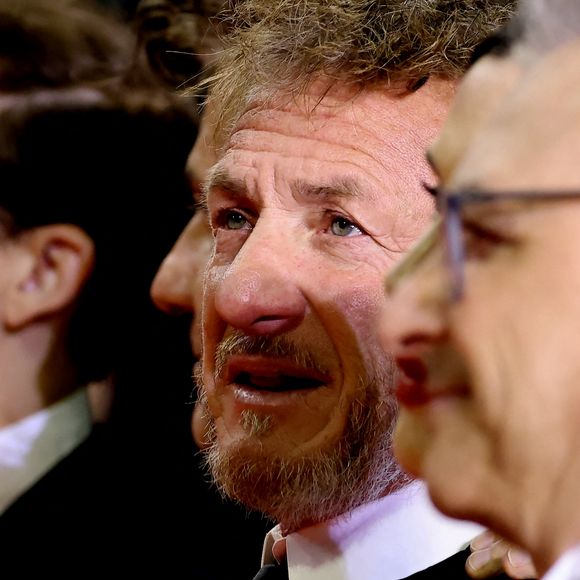 "Sean est devenu tellement bon dans ce domaine que je l'ai laissé me poser une perfusion, a assuré Ty Sheridan. Et je suis toujours parmi vous !".
Sean Penn - Montée des marches du film " Black Flies " lors du 76ème Festival International du Film de Cannes, au Palais des Festivals à Cannes. Le 18 mai 2023 © Jacovides-Moreau / Bestimage