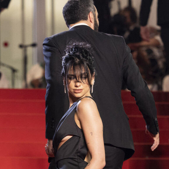 Romain Gravas et Dua Lipa - Montée des marches du film Omar La Fraise (The King Of Algiers) lors du 76ème Festival International du Film de Cannes le 20 mai 2023 © Jacovides / Moreau / Bestimage 